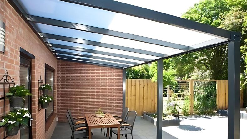 Zijaanzicht van een aluminium terrasoverkapping aan een Nederlands huis, ideaal voor beschutting en buitenplezier.
