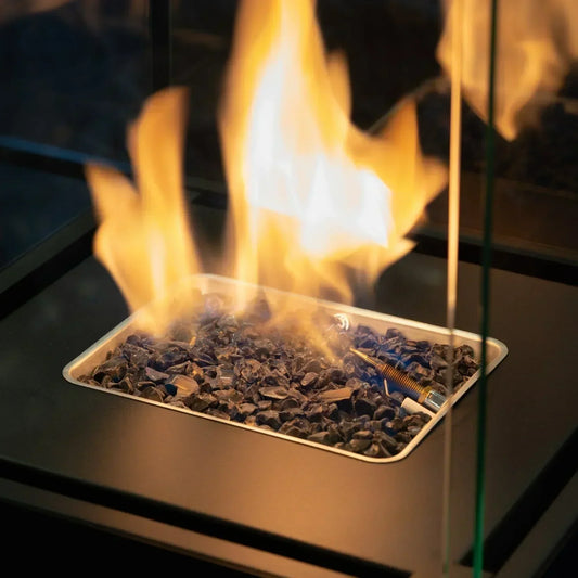 Close-up van een brandende buiten gashaard – actuele prijsinformatie 2025