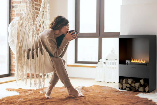 Stijlvolle bio-ethanol haard in een moderne woonkamer, zorgt voor warmte en sfeer zonder rook of geur.