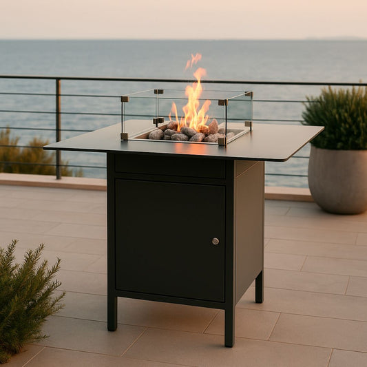 Stijlvolle vuurtafel op luxe horecaterras met brandende gashaard, sfeervolle verlichting en gasten die genieten onder de sterrenhemel.