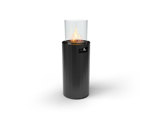 De Bino buitenhaard in Jet Black kleur, met een elegant cilindrisch ontwerp en een glazen omhulsel dat de vlammen prachtig zichtbaar maakt. Perfect voor een moderne buitenruimte.