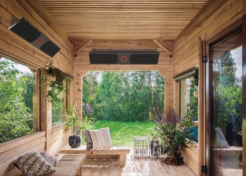 Infrarood Terrasverwarming Heater van Infralia gemonteerd onder overkapping met glazen schuifdeuren