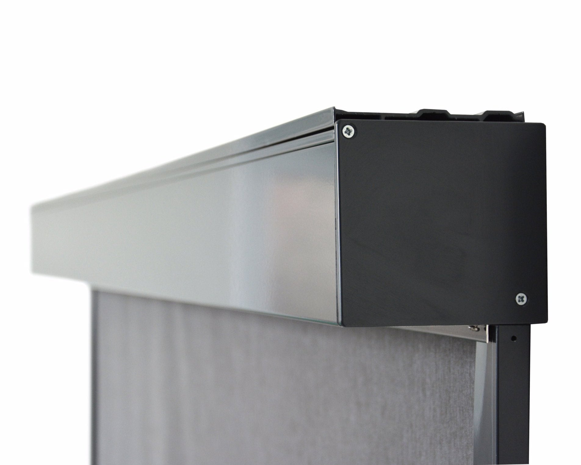 ISOTRA ALFA-ZIP ritsscreen in een tuinomgeving – stijlvolle en functionele oplossing voor privacy en schaduw.