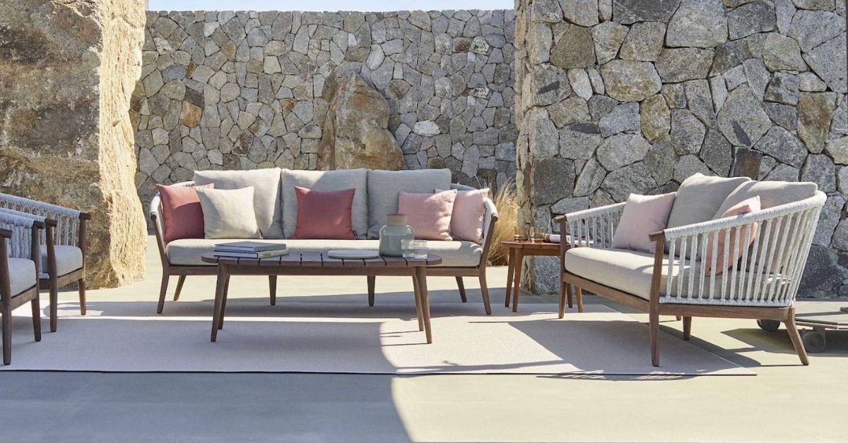 Tuinbank 3-zits van teakhout met crèmekleurige kussens op modern terras