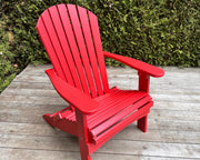 Rode Adirondack terrasstoel in Scarlet kleur – opvallende polywood buitenstoel met klassiek design