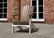 Adirondack stoel in Weatherwood kleur op terras – onderhoudsvrije kunststof stoel met houtlook