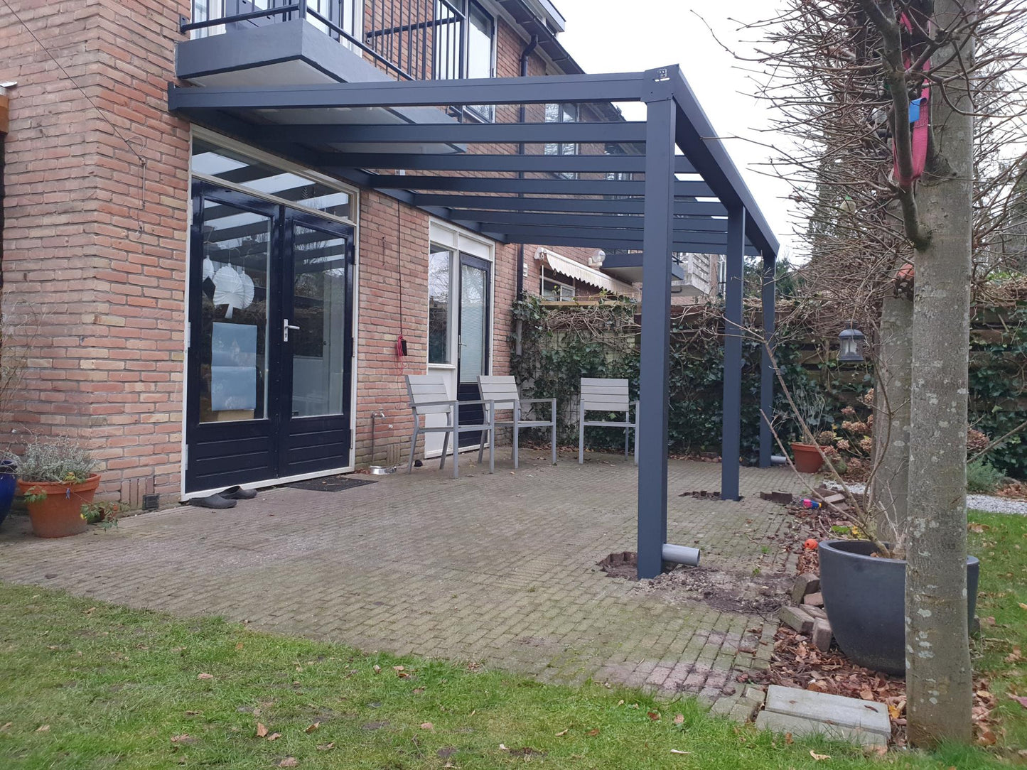 Aluminium veranda bouwpakket van YARD Outdoor met glasdak, stijlvol gemonteerd op een terras voor een luxe en duurzame buitenruimte.