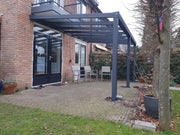 Aluminium veranda bouwpakket van YARD Outdoor met glasdak, stijlvol gemonteerd op een terras voor een luxe en duurzame buitenruimte.