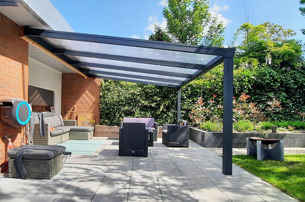 Aluminium veranda met polycarbonaat dak 500x300 cm op 2 staanders