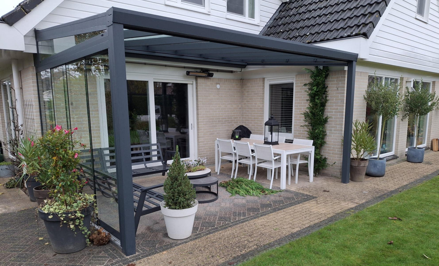 Aluminium Veranda met Glasdak en 3 staanders - 560 x 350 cm - Chique Buiten Leven - YARD Outdoor Aluminium veranda