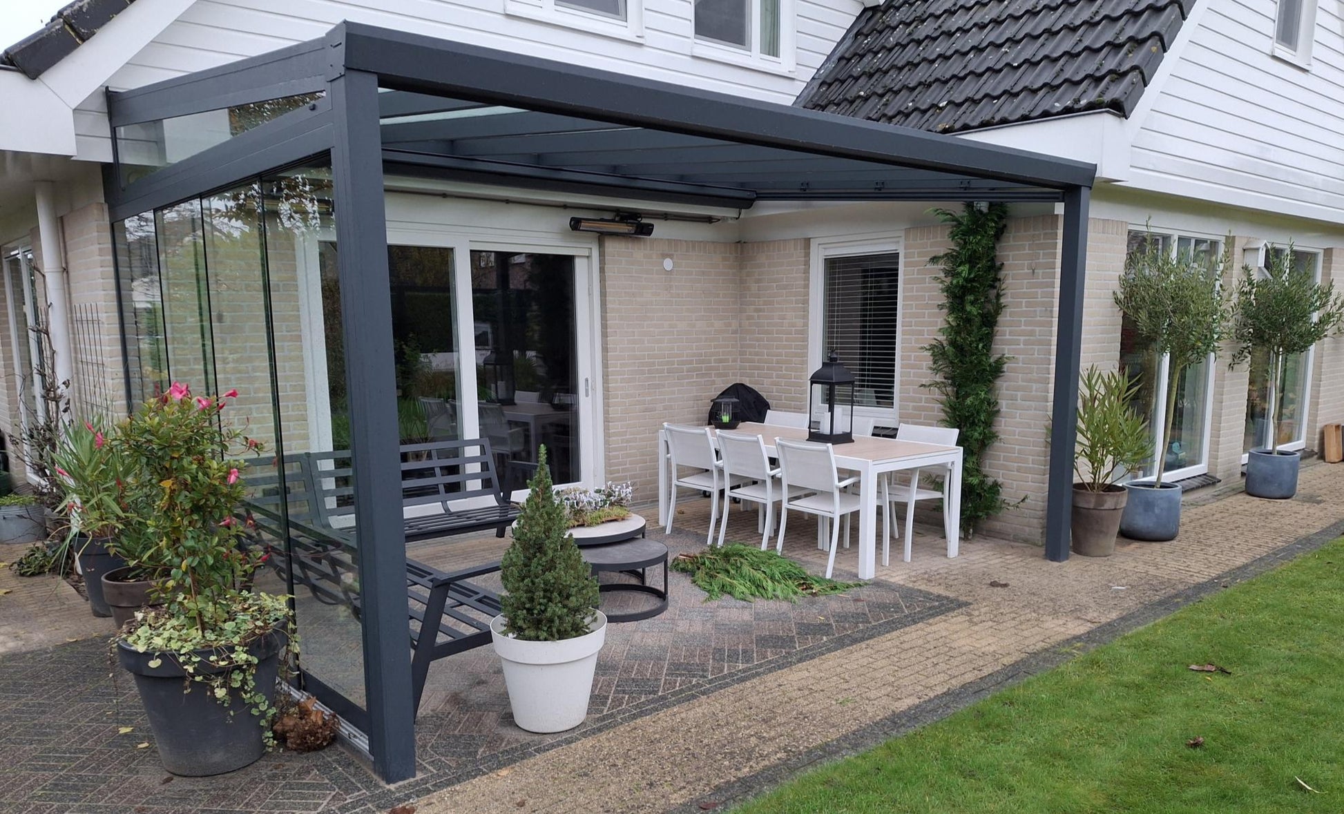 Aluminium Veranda met Glasdak en 3 staanders - 560 x 350 cm - Chique Buiten Leven - YARD Outdoor Aluminium veranda