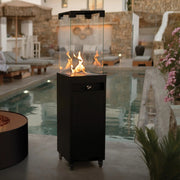 De Faro Buitenhaard elegant geplaatst op een terras, met een moderne uitstraling en sfeervolle vlammen.