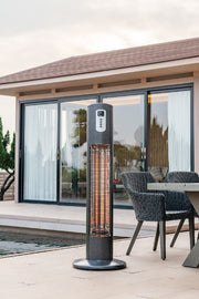 Helios infrarood terrasheater in de namiddag naast een loungeset – luxe buitenverwarming van Chique Buiten Leven
