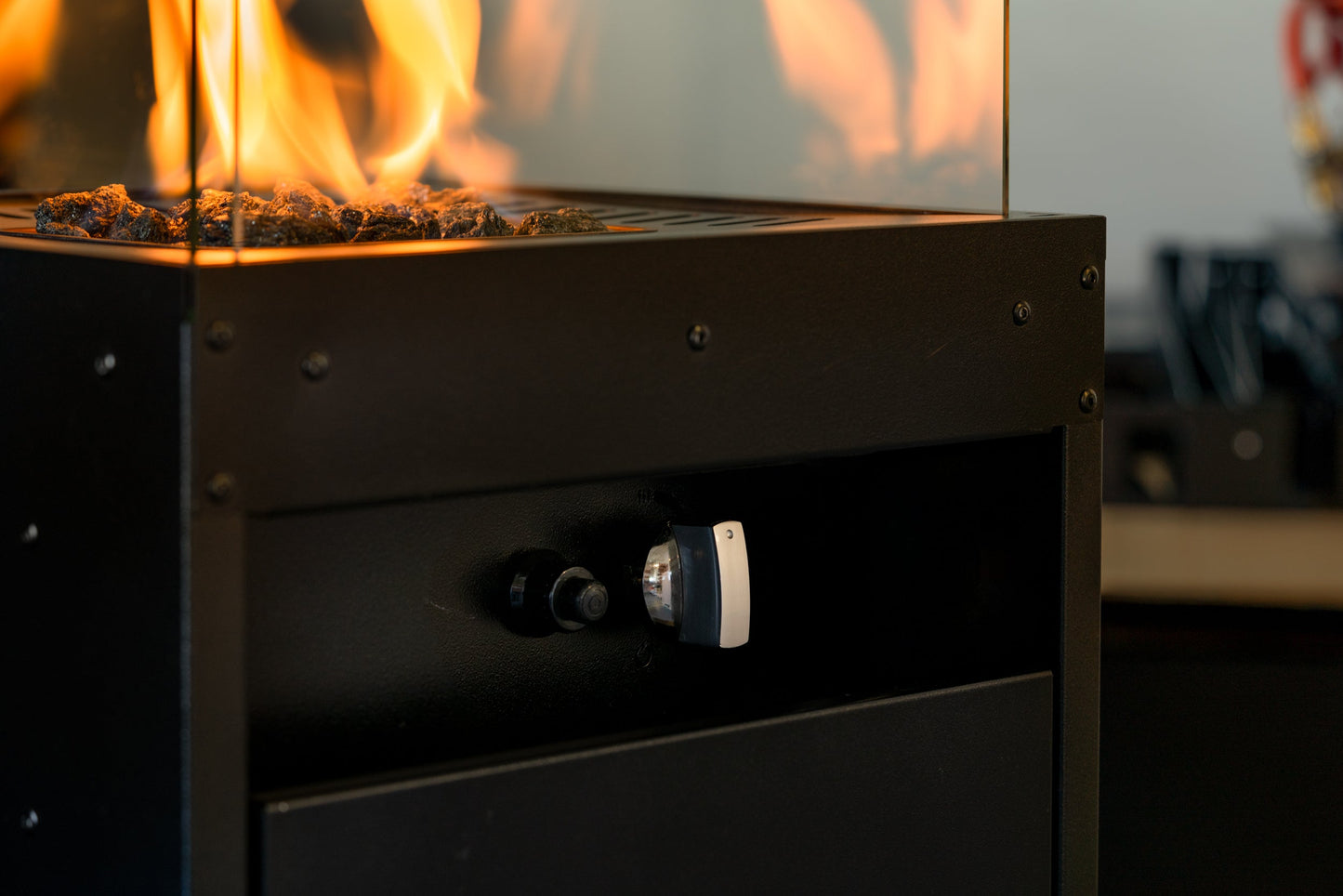 Detailopname van de Faro Buitenhaard, met een helder brandende vlam achter het geharde glas en een stijlvol afgewerkt design.