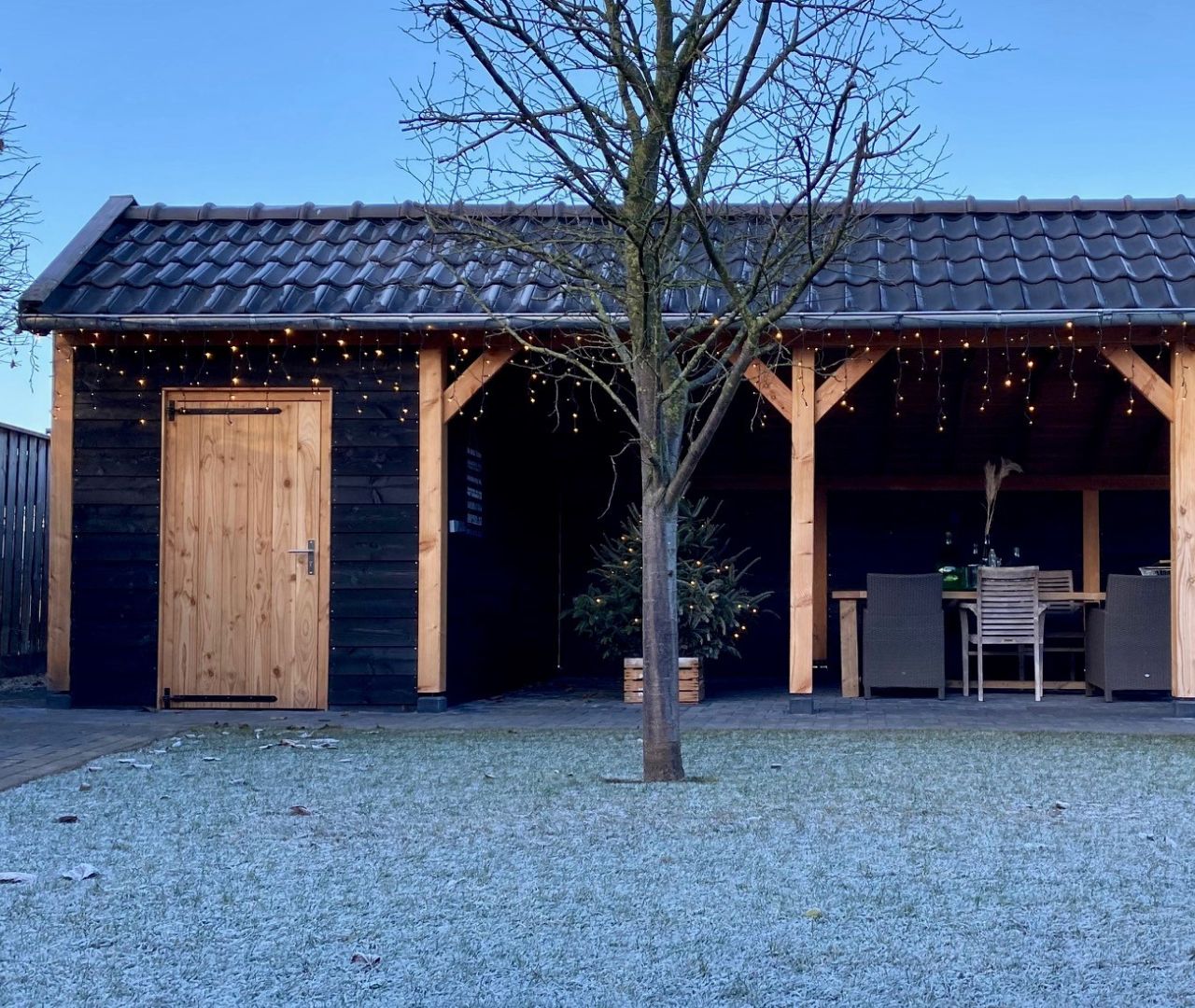 Douglas Kapschuur met Berging op Maat – Luxe Buitenverblijf met Pannendak