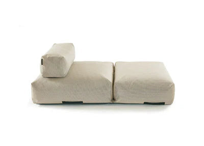 Beige drijvende zwembad bank van BADESOFA – zijaanzicht in luxe buitenomgeving