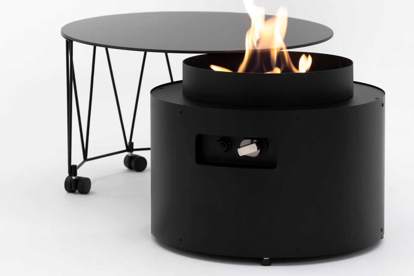 De Planika Drum Vuurtafel op een modern terras, waar de warme gasvlam een gezellige en stijlvolle sfeer creëert.