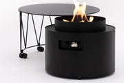 De Planika Drum Vuurtafel op een modern terras, waar de warme gasvlam een gezellige en stijlvolle sfeer creëert.