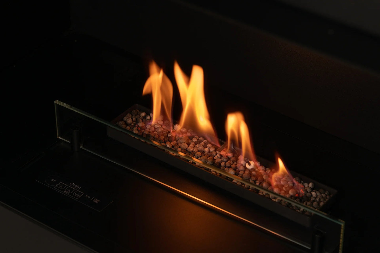 Close-up van de vlam van de Inbouw Bioethanol Haard Senso, met een gedetailleerd zicht op de moderne ethanolbrander.