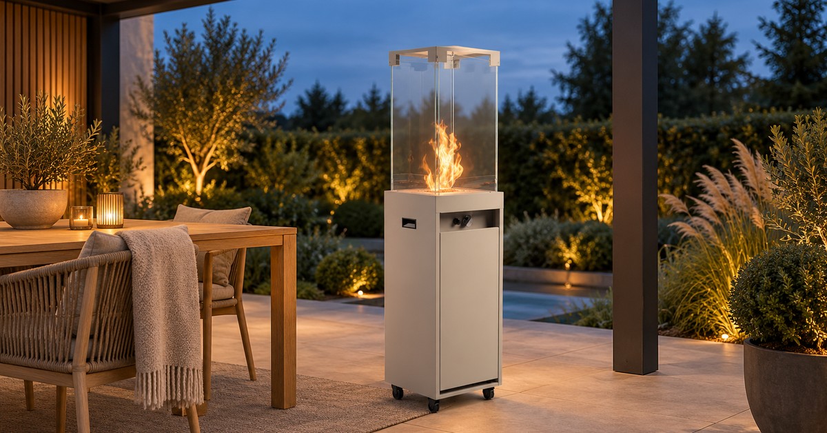 Planika Faro buitenhaard op gas in zijdegrijs onder een veranda naast een eettafel
