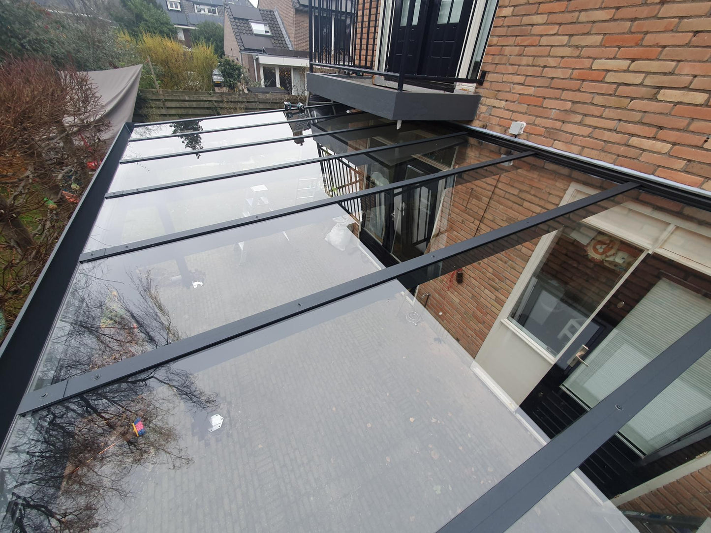 Close-up van een aluminium veranda met glasdak, met stevige profielen en hoogwaardige afwerking voor een elegante en duurzame uitstraling.