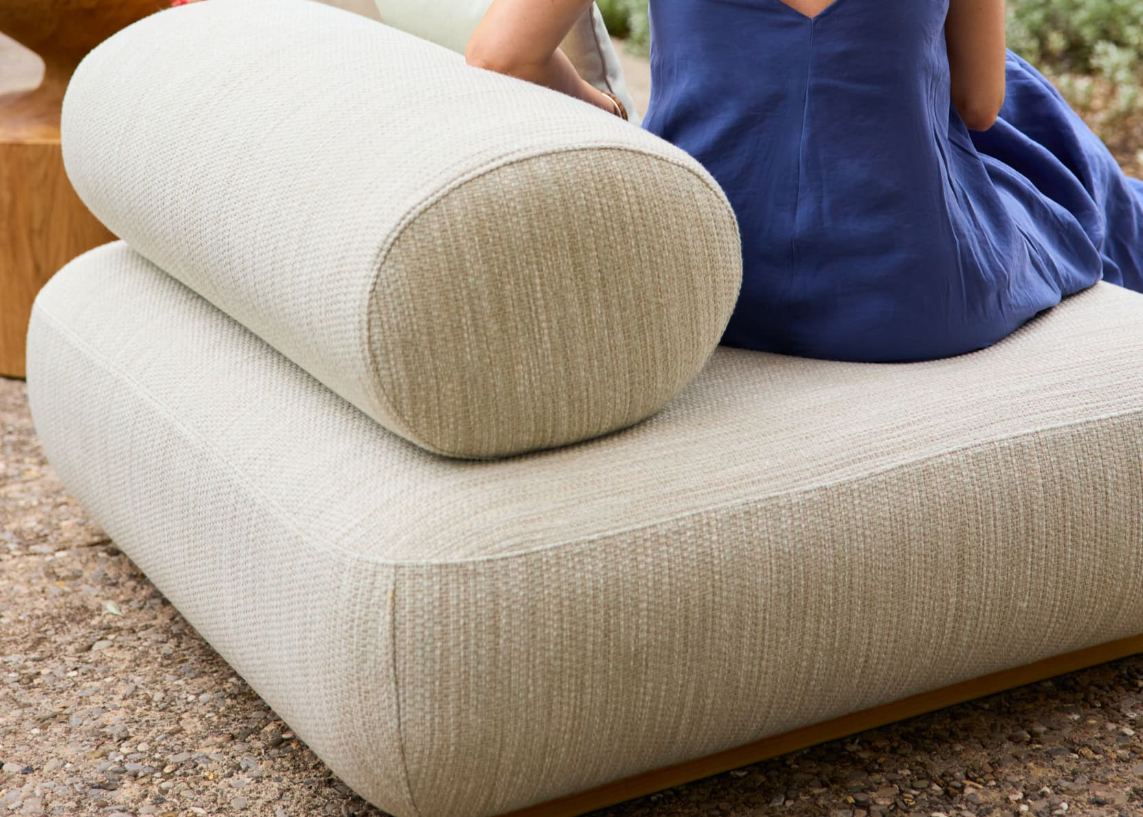 Detailopname van modulaire buitenbank in teak met handgemaakte afwerking en all weather kussen in Vanilla stof