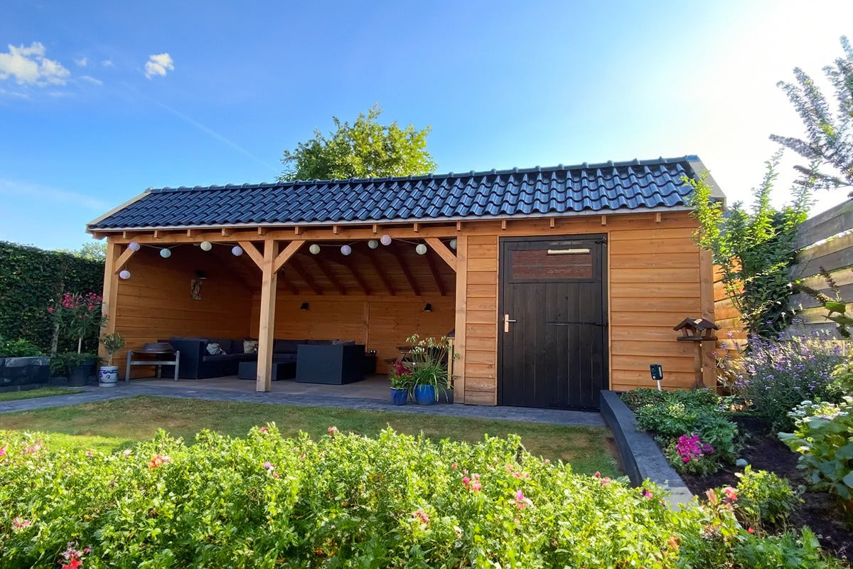 Douglas Kapschuur met Berging op Maat – Luxe Buitenverblijf met Pannendak