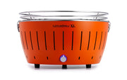 Mandarijn oranje LotusGrill XL rookvrije barbecue, compacte houtskool BBQ met draagtas en USB-aansluiting.