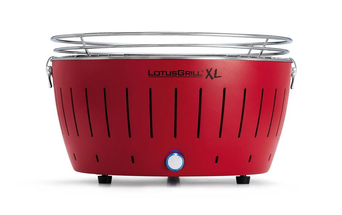 LotusGrill XL raucharmer Grill in Feuerrot, ideal für Garten, Balkon und Camping, mit schnell aufheizendem Holzkohlesystem.