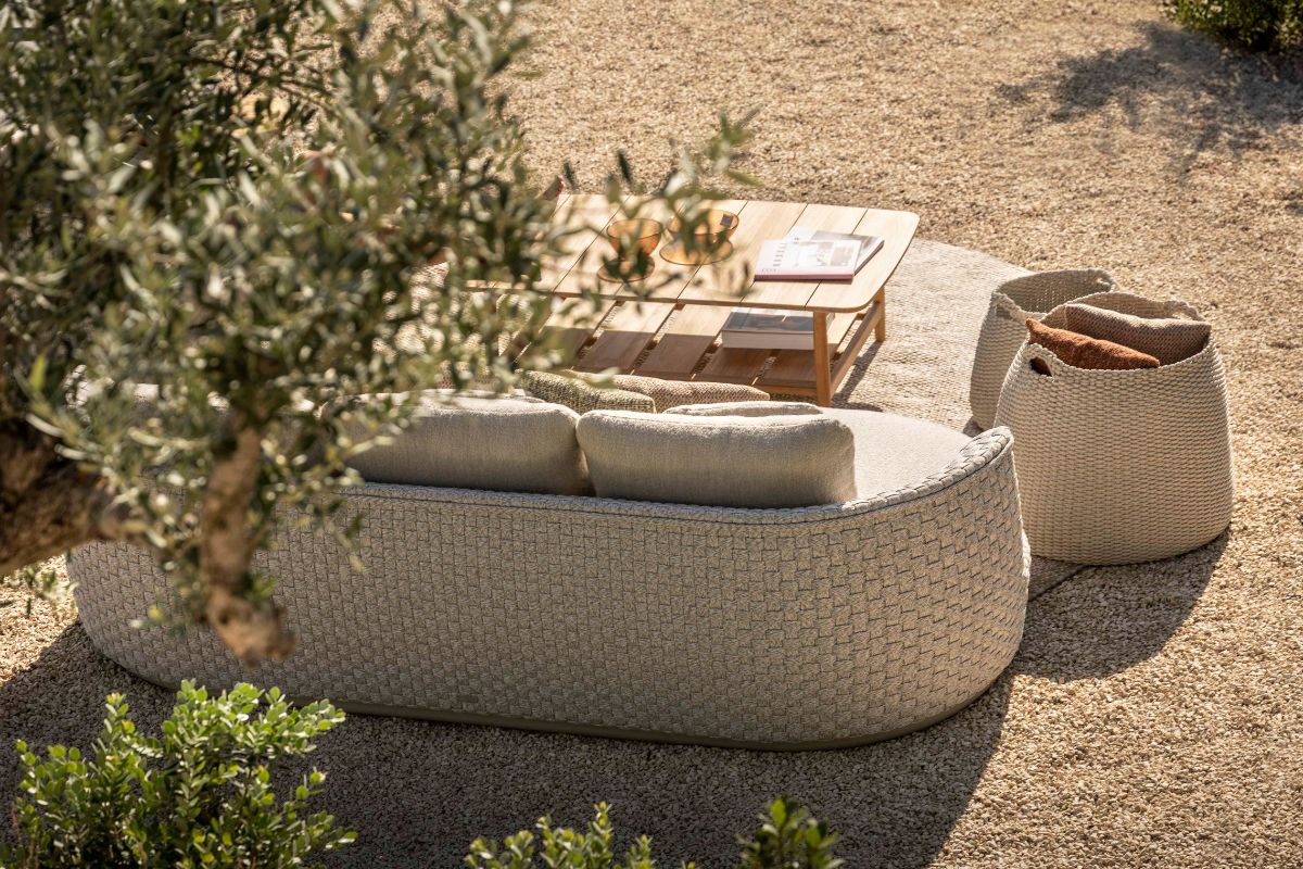 Achteraanzicht van de organische modulaire bank Tondo van Jardinico, met een elegant ontwerp en hoogwaardige afwerking, perfect voor buitengebruik.