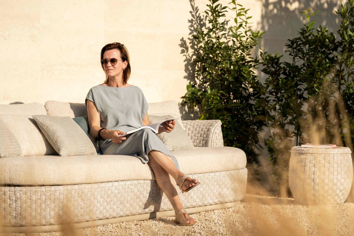 Organische modulaire bank Tondo van Jardinico, comfortabel geplaatst op een modern terras.