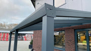 Detailopname van de Velvetline aluminium veranda met gepoedercoate afwerking. Hoogwaardig aluminium frame en robuust polycarbonaat dak voor maximale duurzaamheid.