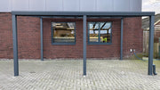 Een stijlvolle aluminium overkapping gezien vanaf de voorkant. Het strakke, moderne design past perfect bij elke tuin en biedt een ruime, beschutte buitenruimte.