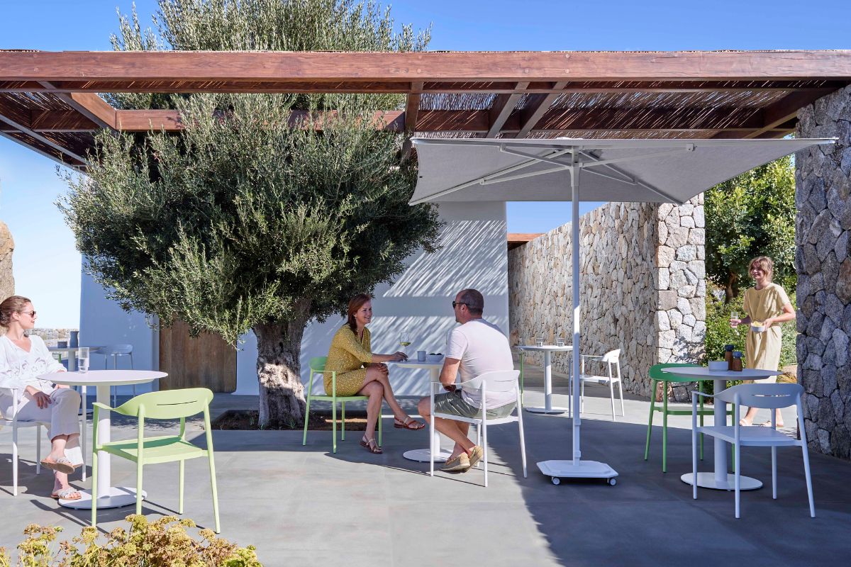 Outdoor parasol Jardinico 230x230 cm in parelwit, stijlvol geplaatst op een modern terras, ideaal voor schaduw en comfort buiten.