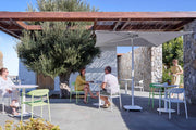 Outdoor parasol Jardinico 230x230 cm in parelwit, stijlvol geplaatst op een modern terras, ideaal voor schaduw en comfort buiten.