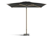 Parasol Jardinico JCP.102 in A12 Alu Teak frame, C210 Pitch doek en S31 Charcoal basis, exclusief verkrijgbaar bij Chique Buiten Leven.