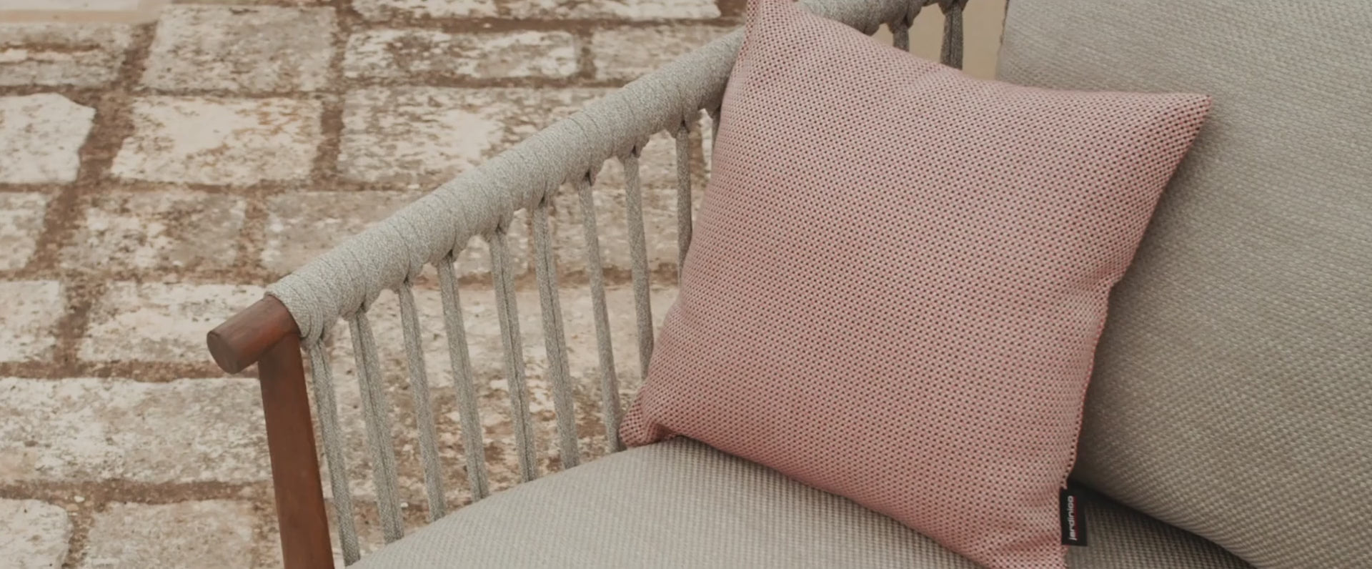 Zijaanzicht van luxe tuinbank teakhout met handgeweven touwdesign