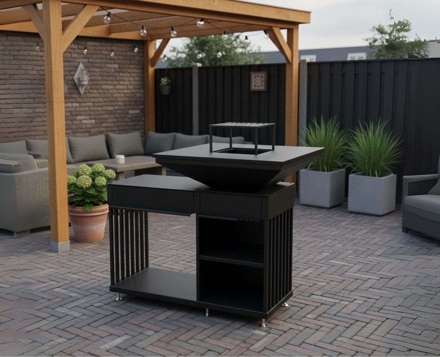Close-up van de Kratki Quadrum Horizontale buitenhaard met grillfunctie, een houtgestookte BBQ en vuurplaats, staand op een modern Nederlands terras met houten overkapping.
