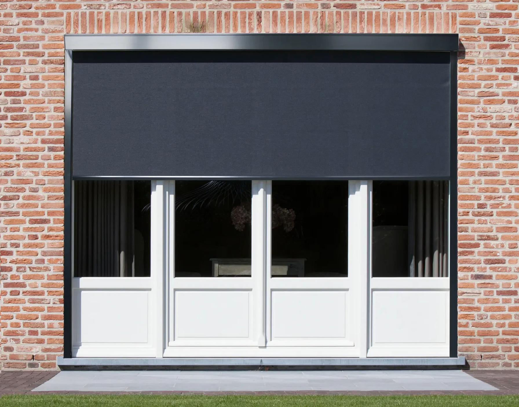 ISOTRA ALFA-ZIP ritsscreen gemonteerd op een terras – elegante en windbestendige zonwering voor een comfortabele buitenruimte.