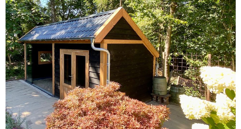 Douglas Kapschuur met Berging op Maat – Luxe Buitenverblijf met Pannendak