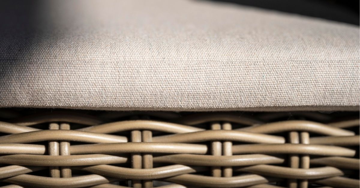 Detail van de Linen C008 stof op de all-weather kussens van de Tugu Loungebank, UV-bestendig en waterafstotend.