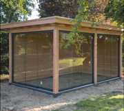 Tuinhuis van douglas hout met glazen schuifwanden