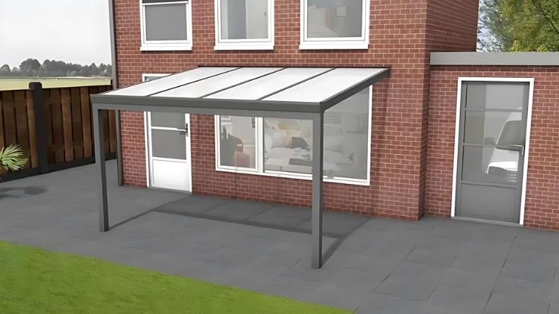 Ruime aluminium veranda van 4,058m x 2,5m in een groene tuin. Luxe overkapping met schuin polycarbonaat dak en duurzame, weerbestendige afwerking.