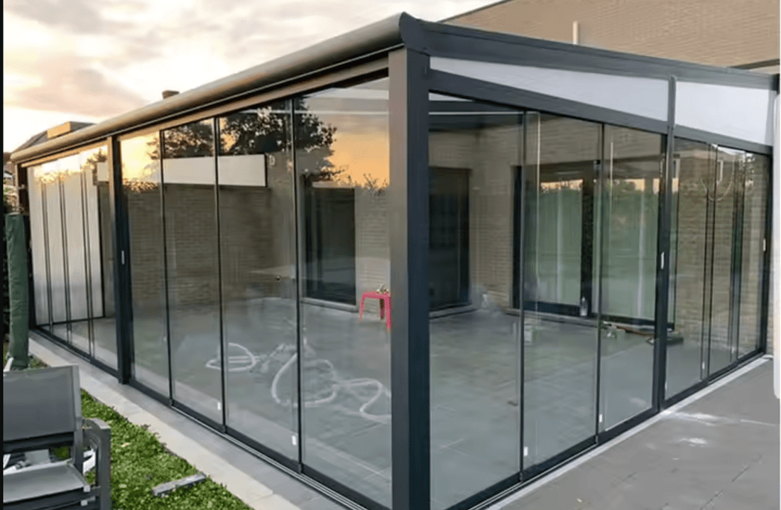 Gashaard in een gesloten veranda met glazen schuifdeuren, benadrukt de gezelligheid en de risico’s van gebruik in slecht geventileerde ruimtes.