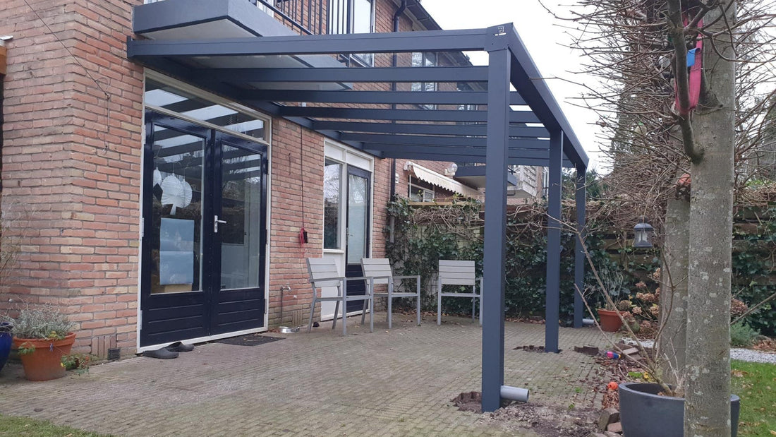 Aluminium overkapping in antraciet op een terras, voorzien van opaal polycarbonaat dak, aan huis geplaatst.