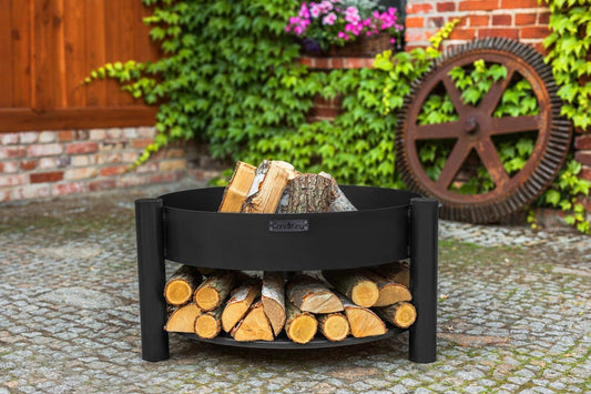 CookKing vuurschaal Montana 80 cm met houtopslag op een terras