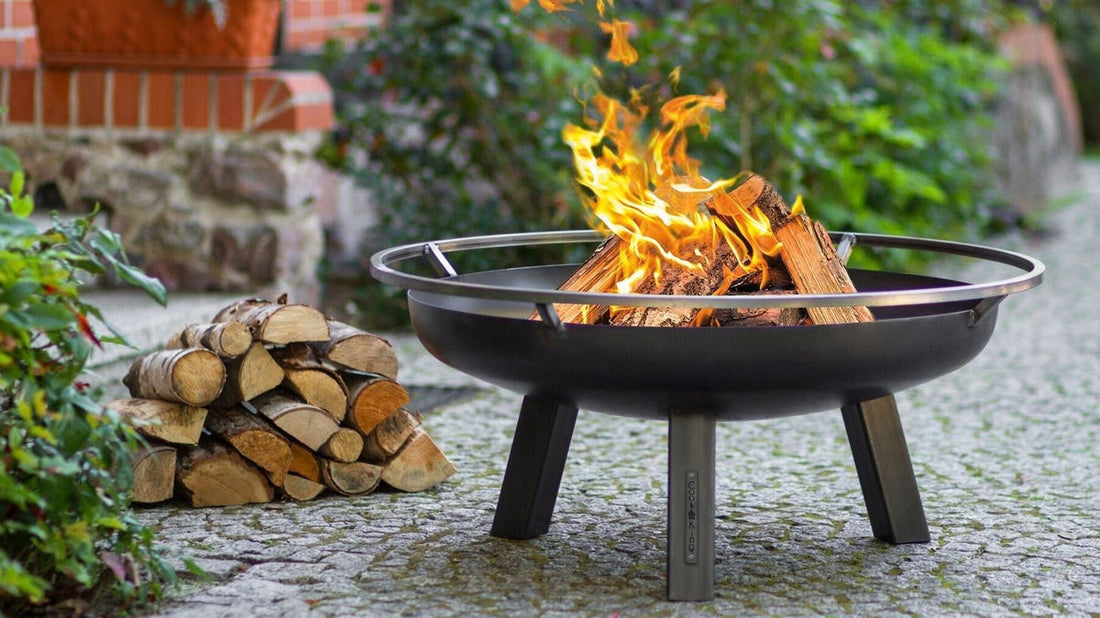 CookKing vuurschaal Porto met houtvuur in de tuin
