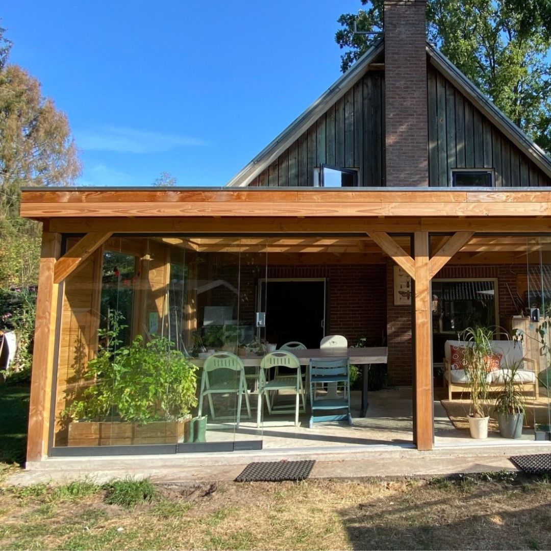 Douglas houten overkapping in moderne tuin – Complete bouwpakketoplossing in duurzaam hout met keuze voor zijwanden of glazen schuifdeuren