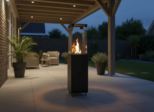 Planika Faro buitenhaard op gas onder een overkapping op een Nederlands terras in de avond