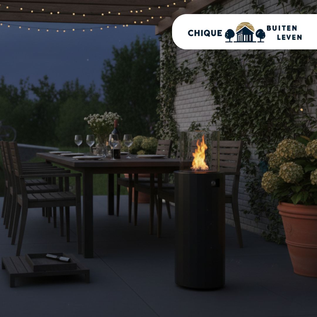 Moderne gaskachel buiten onder overkapping met sfeervolle vlammen bij Chique Buiten Leven